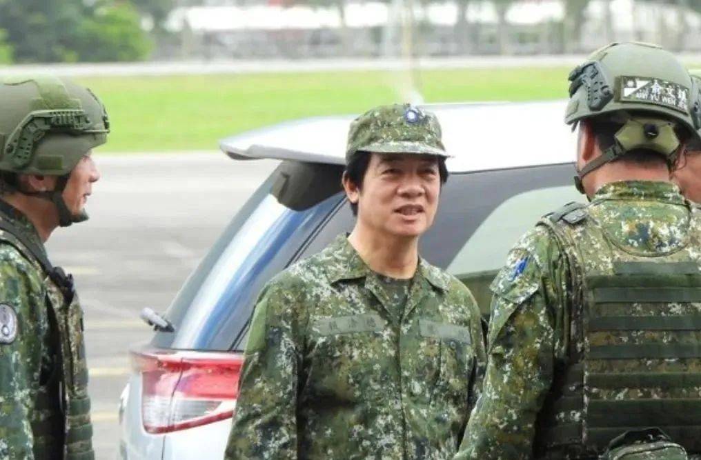 6名台军举五星红旗<strong></p>
<p>国外虚拟币交易中心</strong>，拒为台独当炮灰，台媒：赖清德卫兵也要投诚
