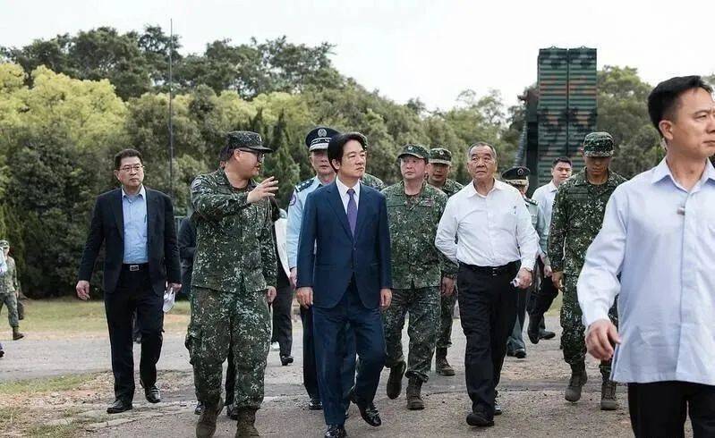 6名台军举五星红旗<strong></p>
<p>国外虚拟币交易中心</strong>，拒为台独当炮灰，台媒：赖清德卫兵也要投诚