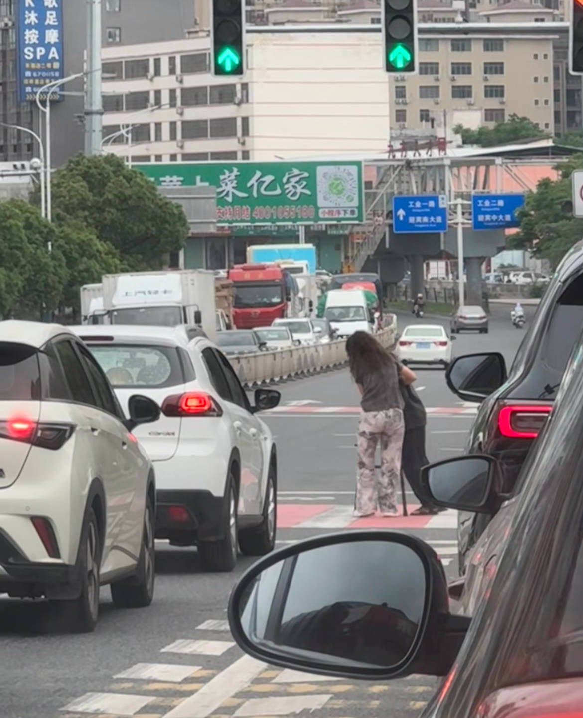 赣州女司机下车搀扶老人过马路<strong></p>
<p>wicc虚拟币价格</strong>，所有车辆等候4分钟，目击者：静静等待，没人按喇叭