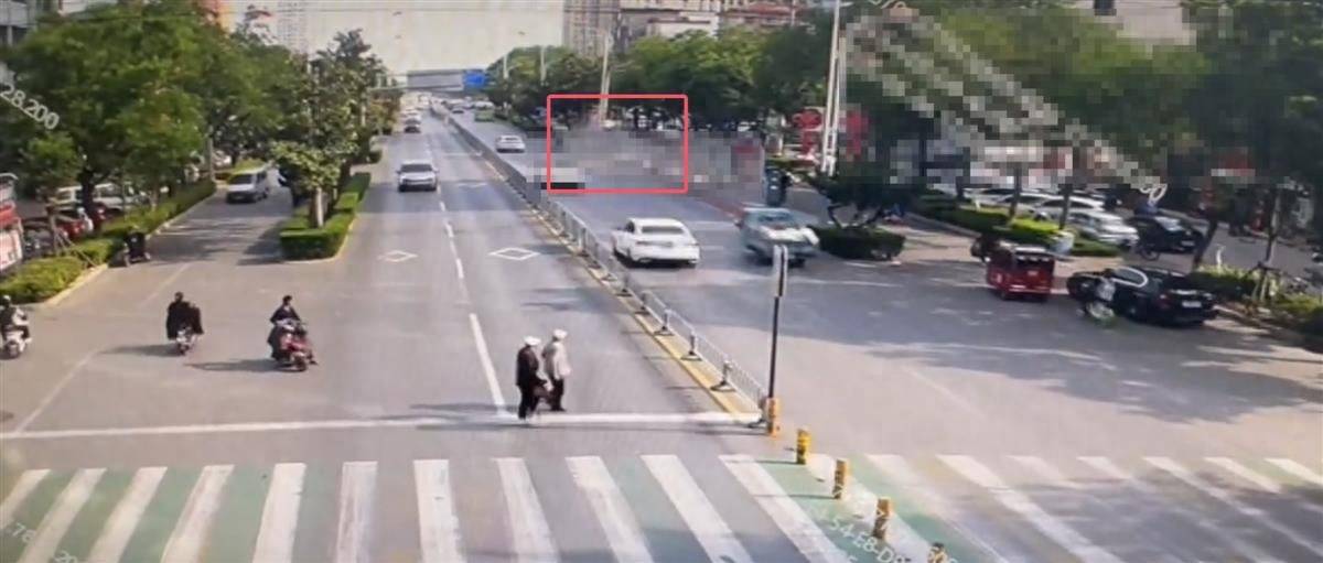 山东滕州一车辆撞向公交站台致多人倒地<strong></p>
<p>虚拟币uif</strong>，肇事司机被控制，案件已移交刑警