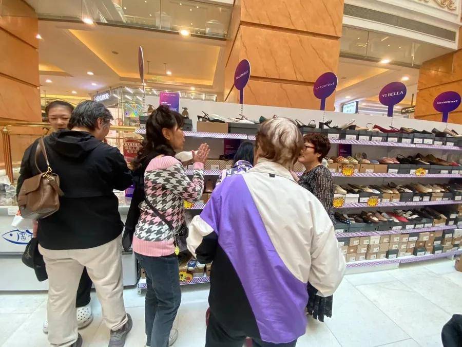 “1800元的出口商品219元拿下”！上海人假期疯狂“捡漏”<strong></p>
<p>虚拟币uif</strong>，这里外贸好东西都卖爆了，新品还将接力上市
