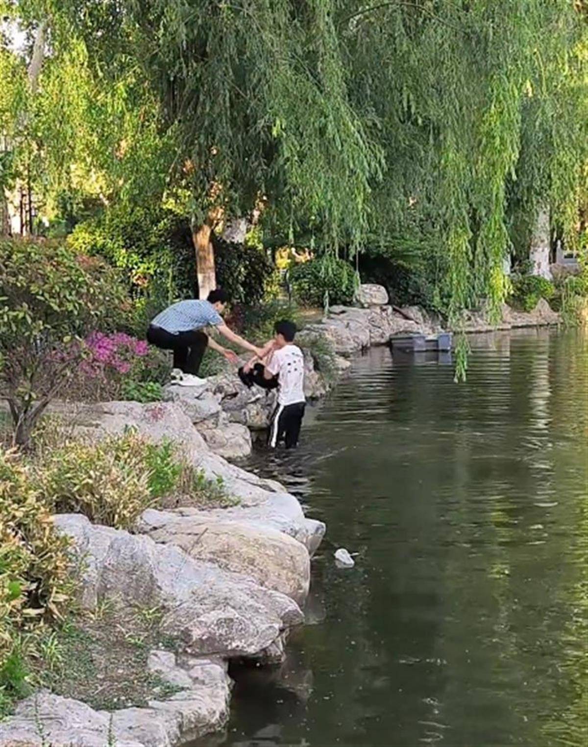 徐州一女童落水被救起<strong></p>
<p>虚拟币uif</strong>，家长赶来先责怪孩子，救人者：家长当时吓坏了，后来已道谢