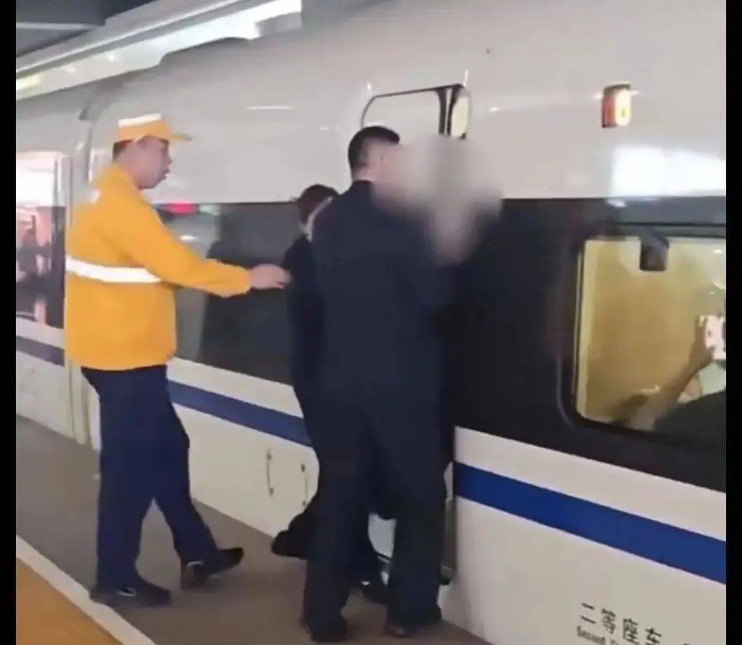上海虹桥站有旅客扒车门<strong></p>
<p>虚拟币uif</strong>？铁路上海站回应：系身体不适