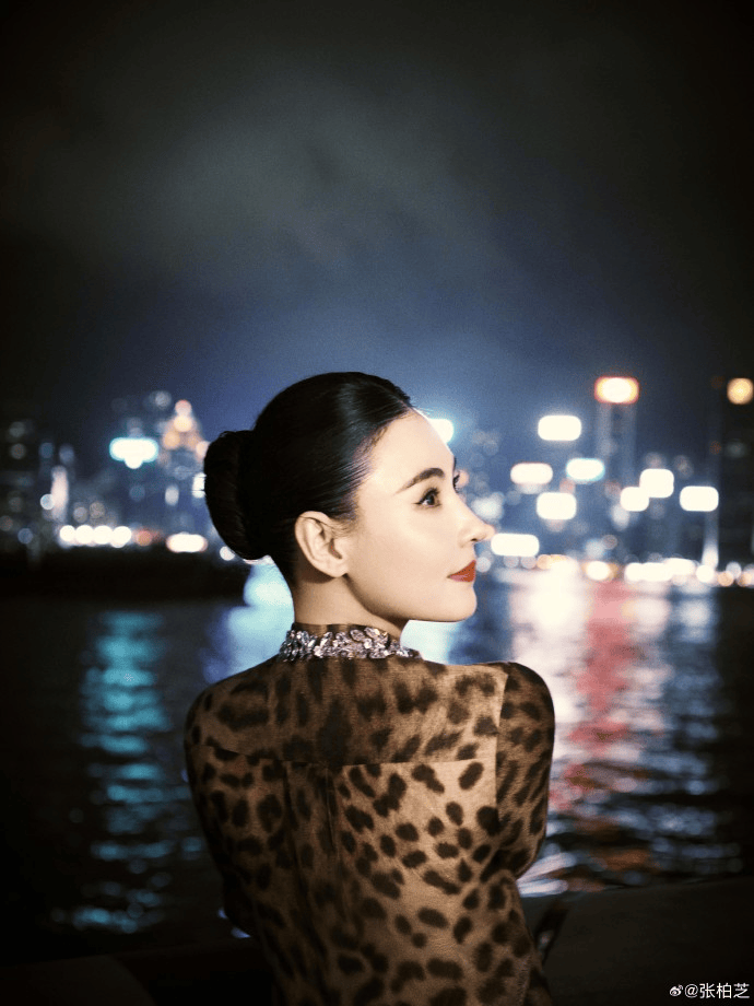张柏芝身穿豹纹装<strong></p>
<p>交易平台有哪些</strong>，时隔26年再现我养你名场面！烈焰红唇太抢镜