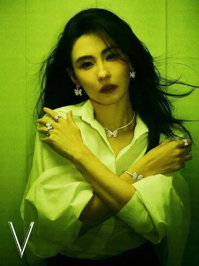 张柏芝身穿豹纹装<strong></p>
<p>交易平台有哪些</strong>，时隔26年再现我养你名场面！烈焰红唇太抢镜