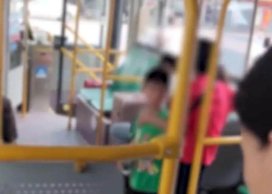 广东一老人带着小孩刷老年卡乘车<strong></p>
<p>交易平台有哪些</strong>，被司机要求站着？公交公司道歉！