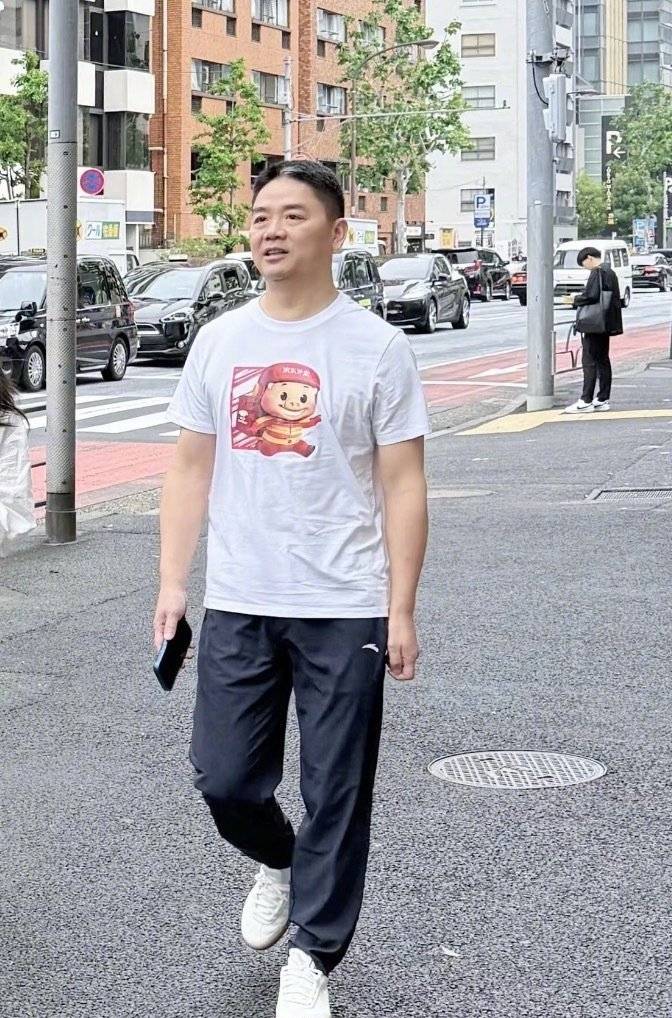 刘强东穿39元T恤逛街<strong></p>
<p>tnt虚拟币团队</strong>，章泽天穿200块防晒衫，新贵们可没那么“老钱”！