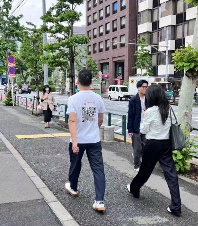 刘强东穿39元T恤逛街<strong></p>
<p>tnt虚拟币团队</strong>，章泽天穿200块防晒衫，新贵们可没那么“老钱”！