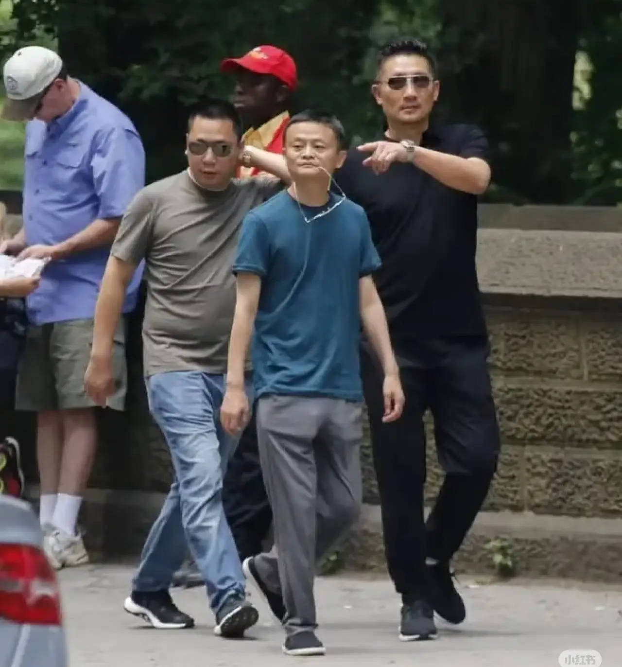 刘强东穿39元T恤逛街<strong></p>
<p>tnt虚拟币团队</strong>，章泽天穿200块防晒衫，新贵们可没那么“老钱”！