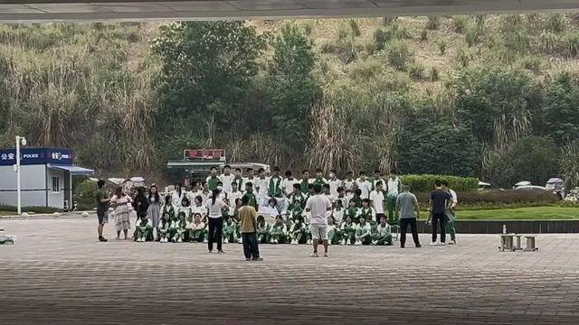 四川初三男生病重<strong></p>
<p>网上各种虚拟币</strong>，全班同学带板凳赶到医院，拍下特殊的毕业照