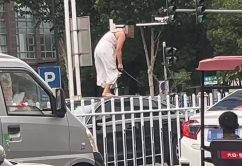 女子持械当街打砸多辆轿车<strong></p>
<p>虚拟币交易网充值</strong>，被顶在挡风玻璃上前行，当地：女子当场被控制，警方介入调查