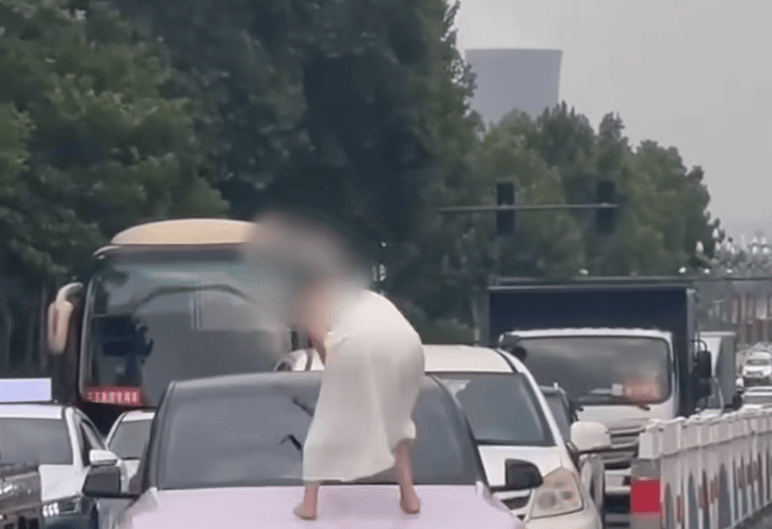 河南一女子路上持械打砸多辆车<strong></p>
<p>虚拟币交易网充值</strong>，最新回应：已被警方控制