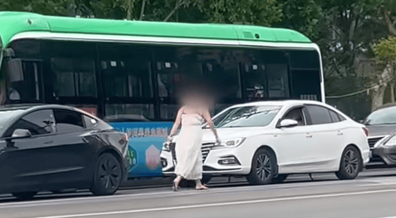 河南一女子路上持械打砸多辆车<strong></p>
<p>虚拟币交易网充值</strong>，最新回应：已被警方控制