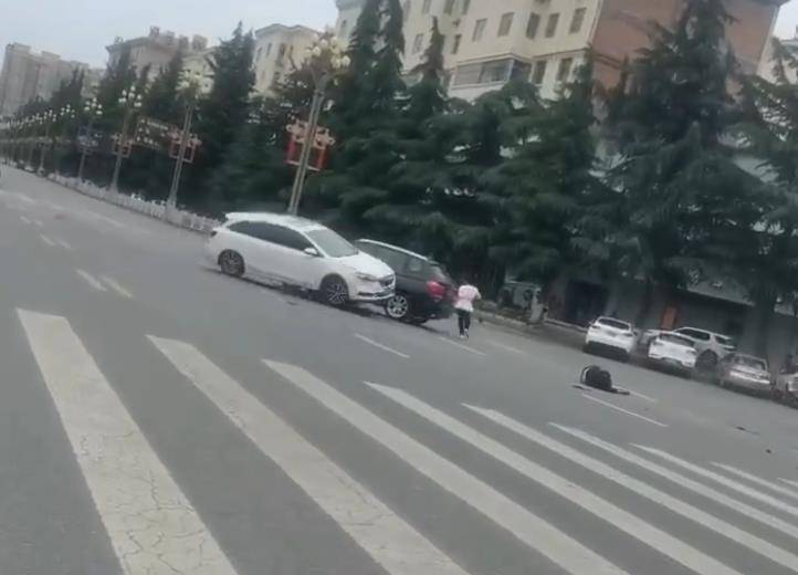 宝鸡一社区女书记当街开车追撵女子撞上电瓶车：两名女子被警方控制<strong></p>
<p>http虚拟币</strong>，两名伤者在医院治疗