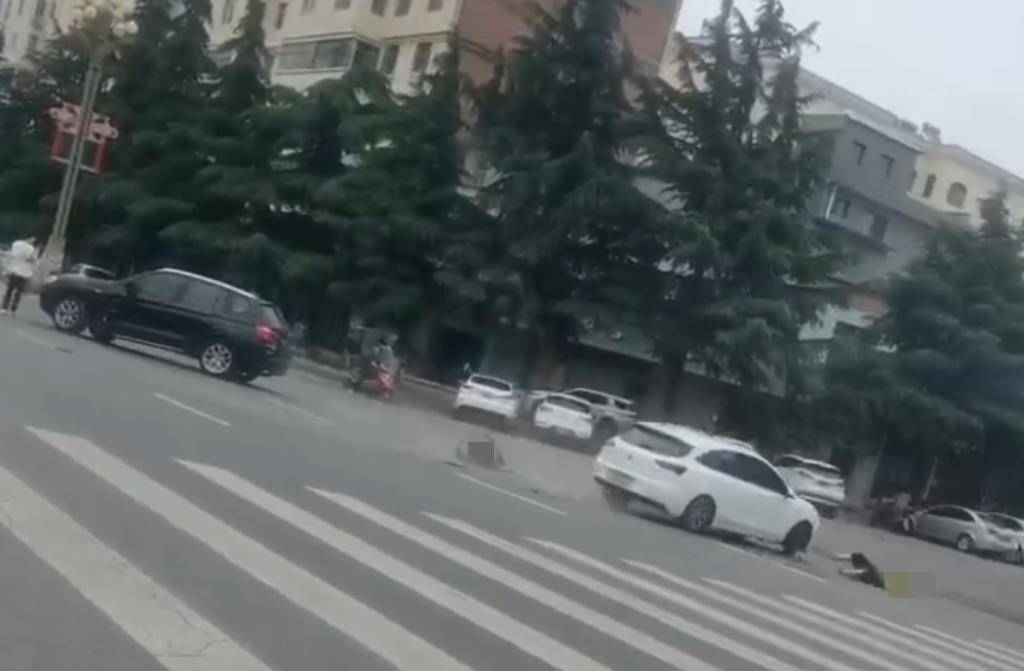 宝鸡一社区女书记当街开车追撵女子撞上电瓶车：两名女子被警方控制<strong>
</p>http虚拟币<p>，两名伤者在医院治疗