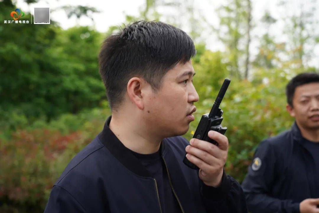 雷霆出击<strong>17时30分，行动正式打响</p>http虚拟币<p>。由巡特警大队快反队组成的突击组身手矫健，迅速翻墙潜入场地，以迅雷不及掩耳之势控制住窝点内的诈骗人员；侦查中心组成的搜查组使用液压钳强力破开大门，警车轰鸣着驶入窝点中心，协助突击组稳固现场局势。大门破开后，控制组、支撑组紧密配合，各小组火速前往预定位置展开抓捕工作。</strong>
</p><p><strong>
</strong>名“白富美”