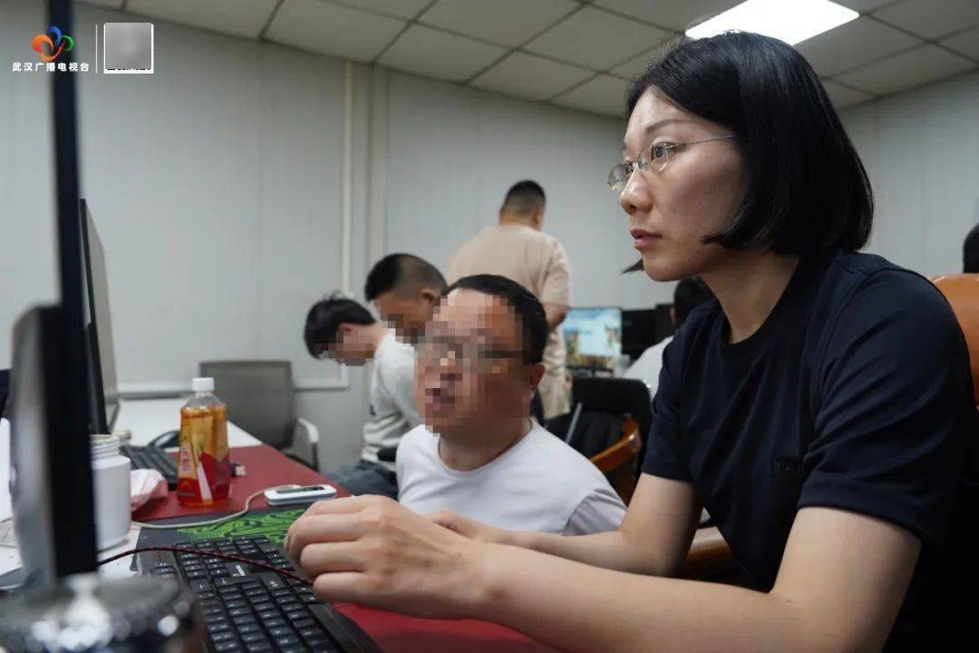 雷霆出击<strong>
</p>一旦受害人心动，犯罪嫌疑人就会发送虚假投资网址，诱导受害人购买虚拟货币并注入假平台内投资<p>http虚拟币</strong>。“收益是骗子自主可控的，但‘提现’却是无法成功的。”受害人在受到假交友、假平台、假收益的诱导下，一步步落入骗子的圈套，钱财尽数落入骗子的口袋。</p>
<p><strong></strong>
</p>名“白富美”