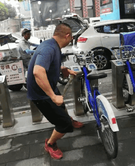 女游客疑被蛇咬伤身亡后<strong></p>
<p>key虚拟币价格</strong>，博主“啊宝”讲毒蛇1天涨粉190万