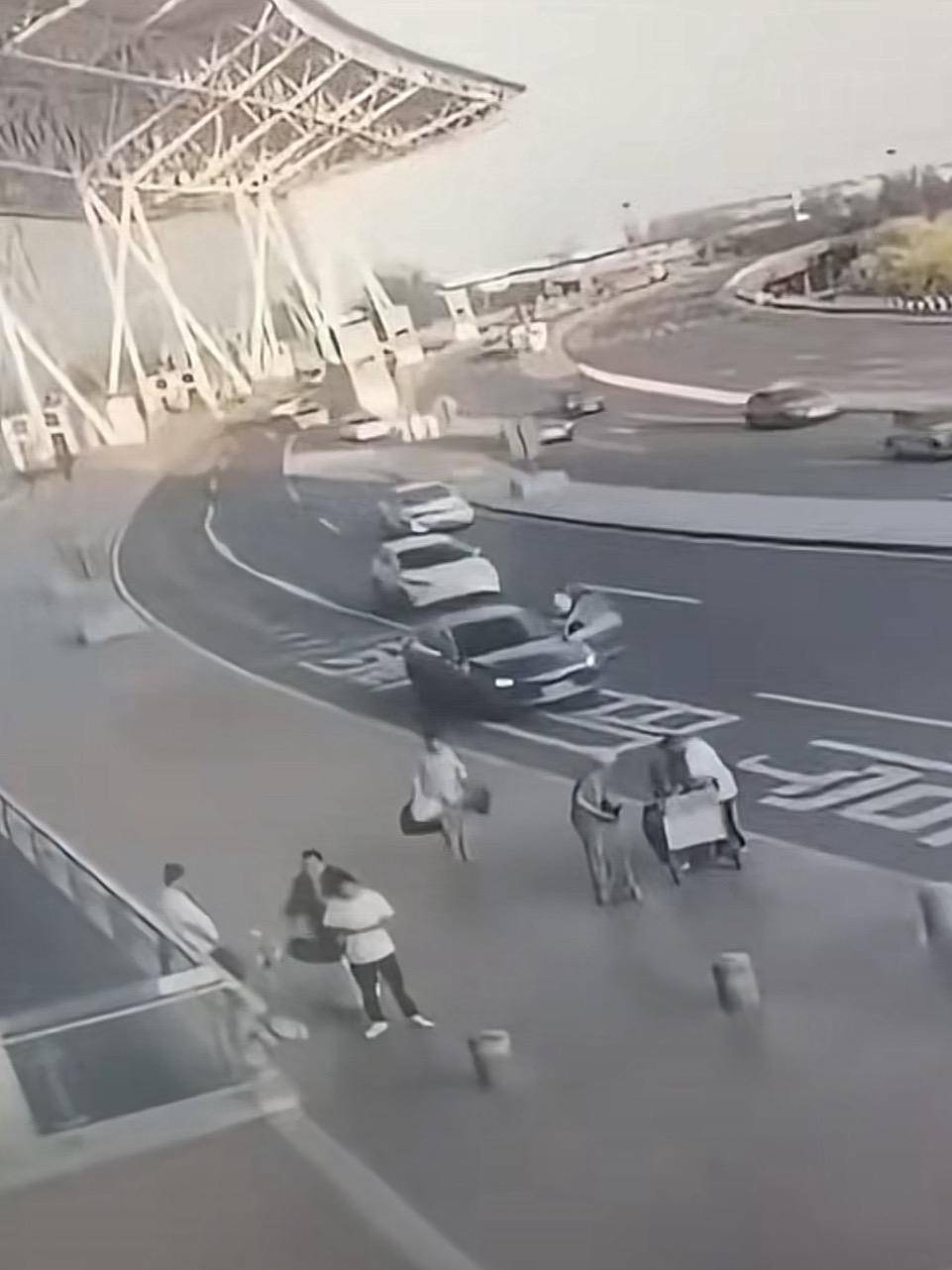 天津滨海机场一司机开门下车被相邻车道来车撞倒<strong></p>
<p>各大虚拟币分析</strong>，车门脱落 交警正调查，律师分析