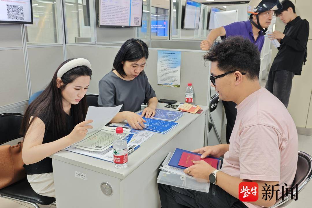 25岁小伙带一沓证书应聘！南京高校毕业生招聘会火爆<strong></p>
<p>上海虚拟币交易平台制作</strong>，HR：这样的简历很加分