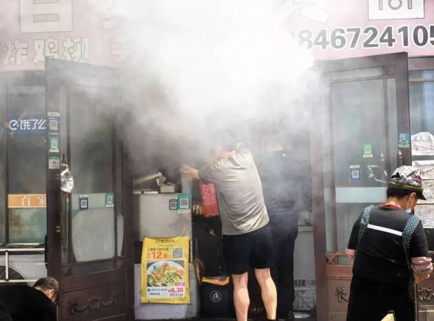 餐饮店突发火情<strong></p>
<p>上海虚拟币交易平台制作</strong>，民警果断破开门冲进火场