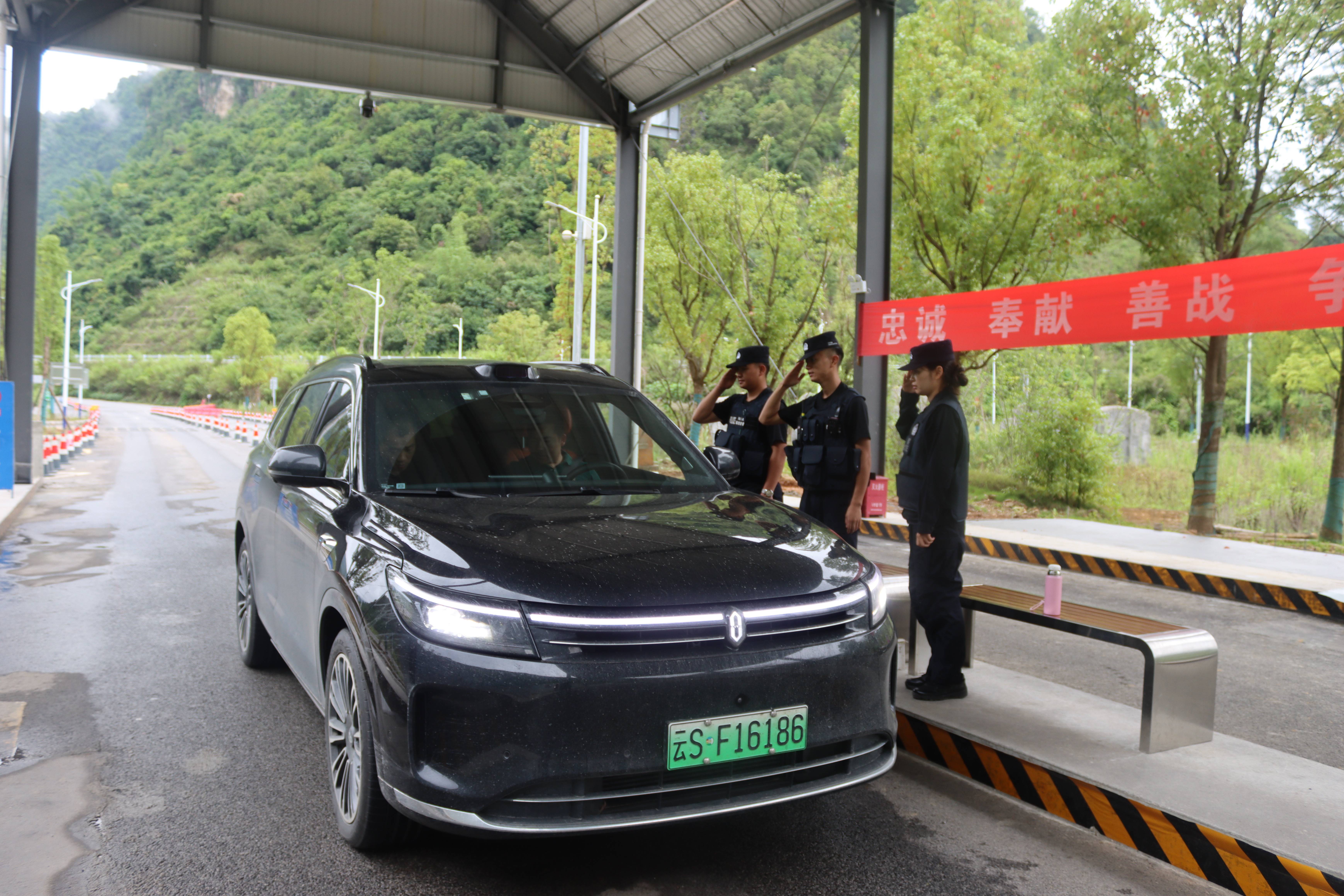 102.13万人次<strong></p>
<p>网上虚拟币交易规则</strong>！勐撒临时执勤点验放进出边境人员突破百万大关！