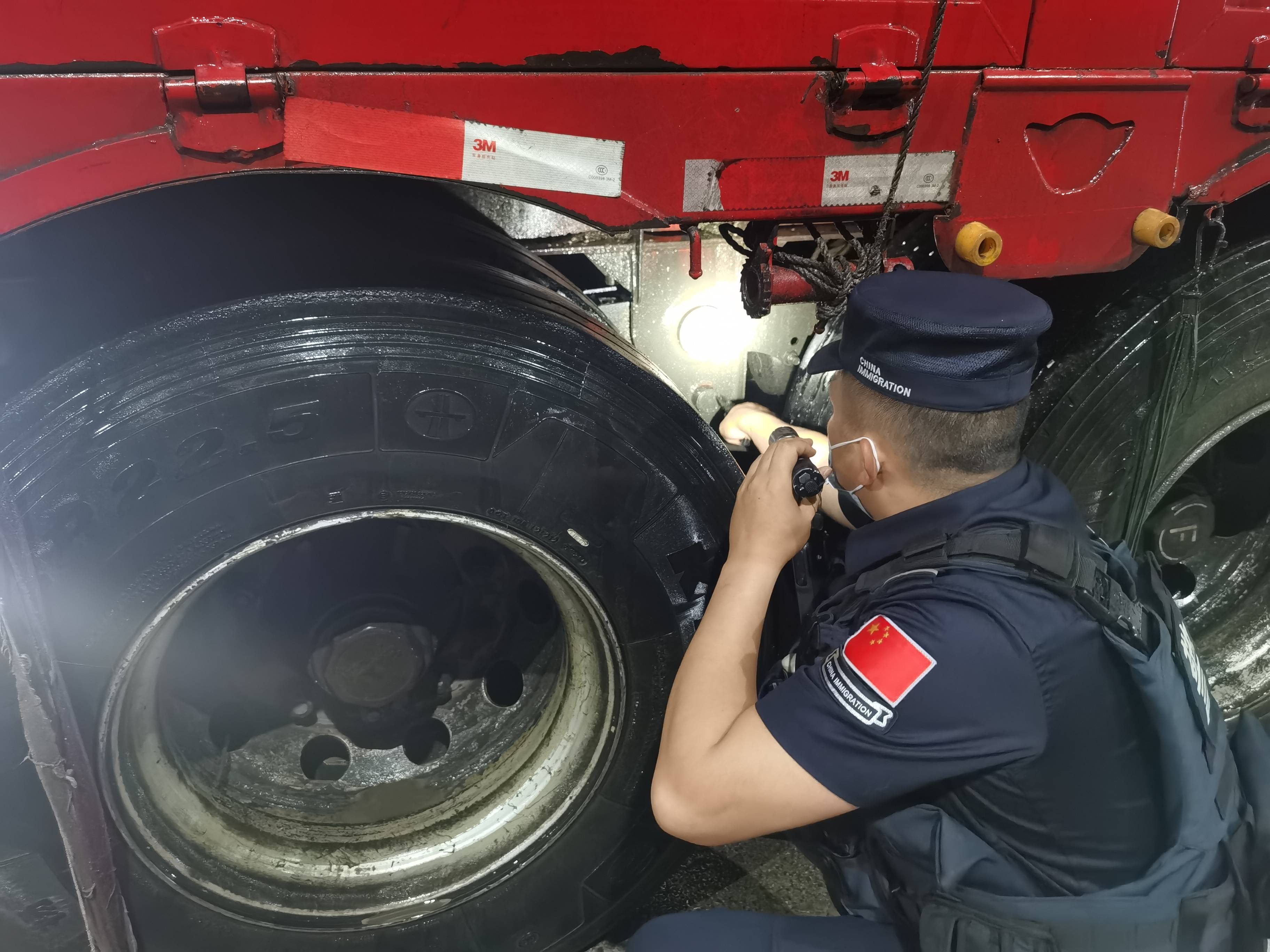 102.13万人次<strong></p>
<p>网上虚拟币交易规则</strong>！勐撒临时执勤点验放进出边境人员突破百万大关！