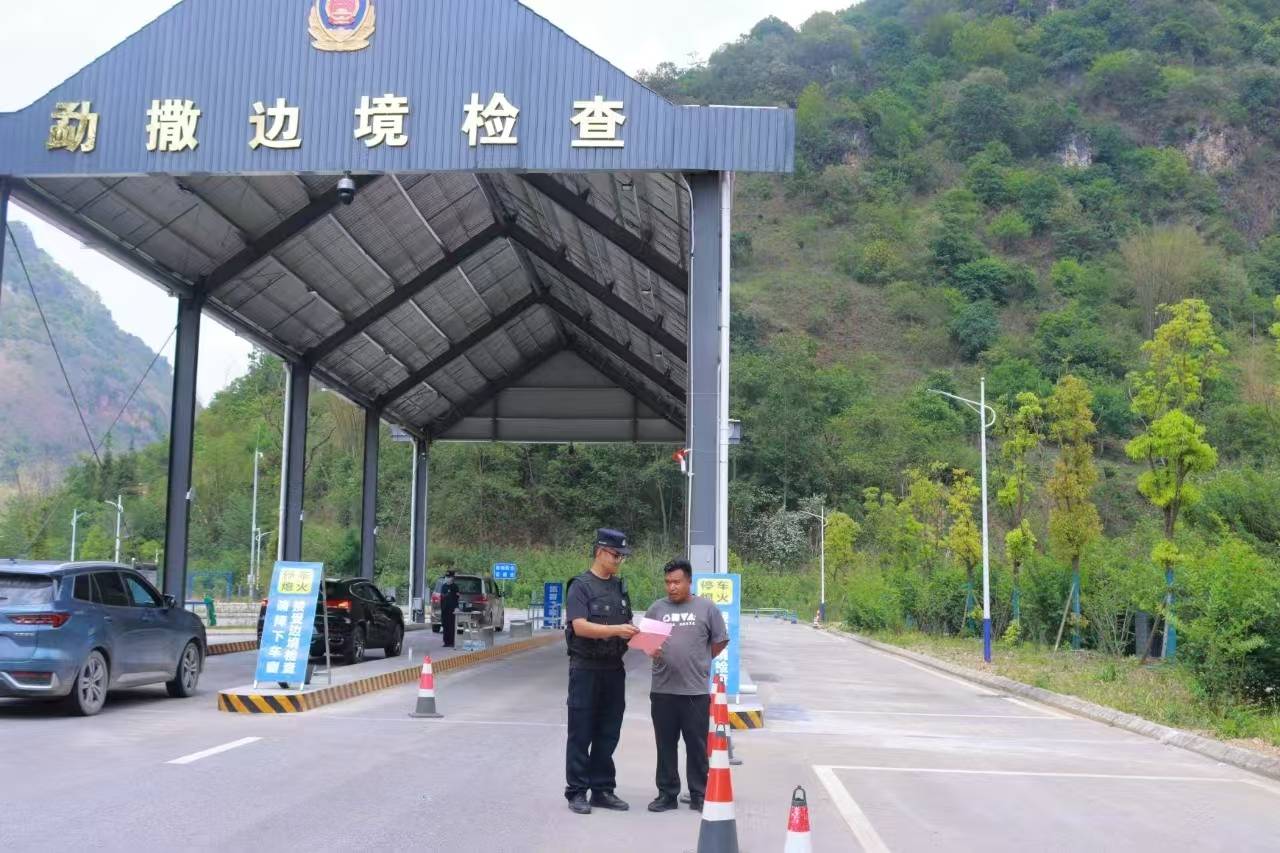 102.13万人次<strong></p>
<p>网上虚拟币交易规则</strong>！勐撒临时执勤点验放进出边境人员突破百万大关！