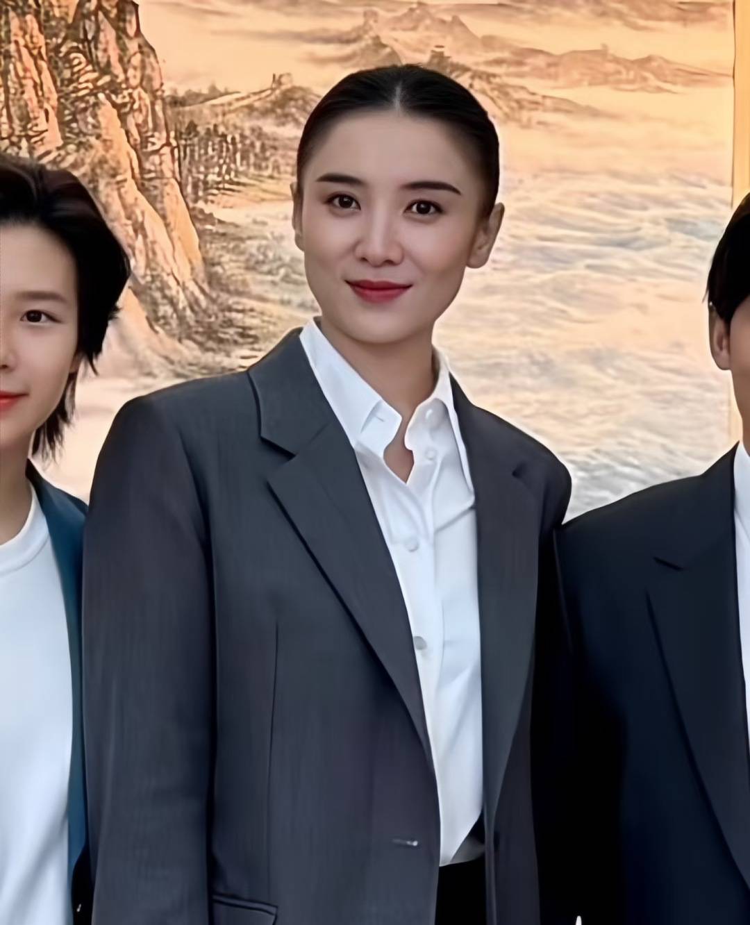 宋佳“体制内”穿搭上热搜<strong></p>
<p>哪种虚拟币升值快</strong>，朱珠穿西装也不失韵味，这股风终究被她们穿火了！
