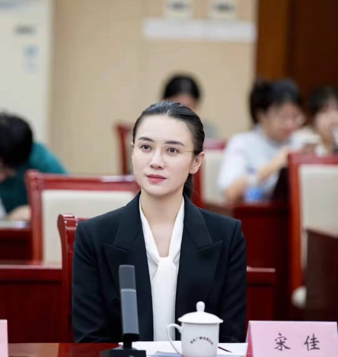 宋佳“体制内”穿搭上热搜<strong></p>
<p>哪种虚拟币升值快</strong>，朱珠穿西装也不失韵味，这股风终究被她们穿火了！