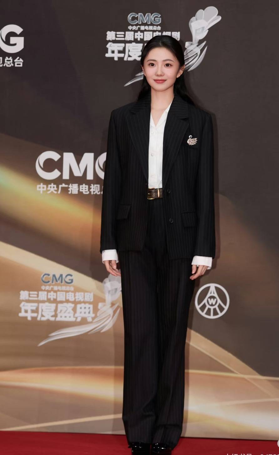 宋佳“体制内”穿搭上热搜<strong></p>
<p>哪种虚拟币升值快</strong>，朱珠穿西装也不失韵味，这股风终究被她们穿火了！