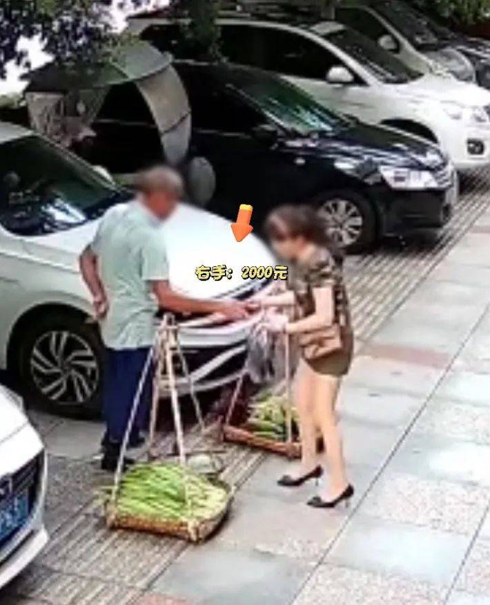女子照顾卖菜大爷生意遭背刺：5元的菜误付2000元现金<strong></p>
<p>ZB虚拟币转币</strong>，大爷光速塞进后腰，谎称没看见，民警上门找回