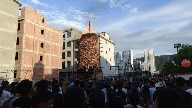 重达15吨<strong></p>
<p>虚拟币</strong>！玉溪通海燃起巨型火把