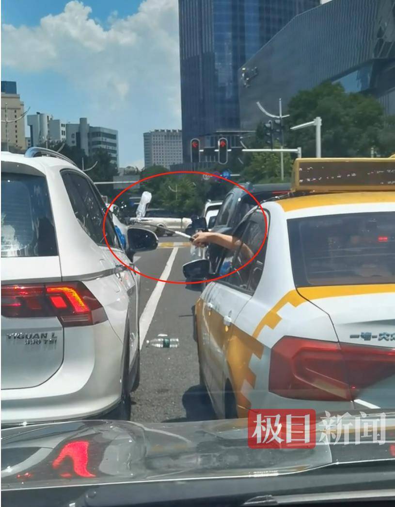 汉口街头发生不和谐一幕：白色汽车有人向出租车泼水<strong></p>
<p>虚拟币时间</strong>，的哥挥舞甩棍击破白车玻璃……