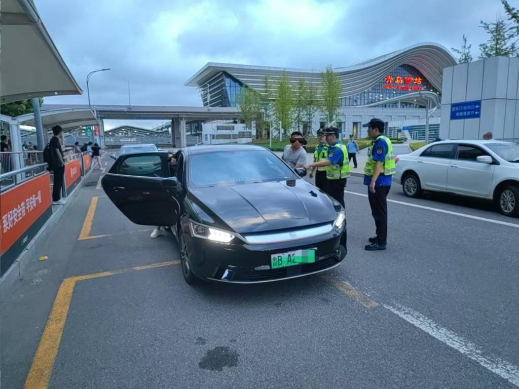 车不动计价器还在“跑”<strong></p>
<p>虚拟币时间</strong>，青岛一辆出租车安装“跑得快”被查处