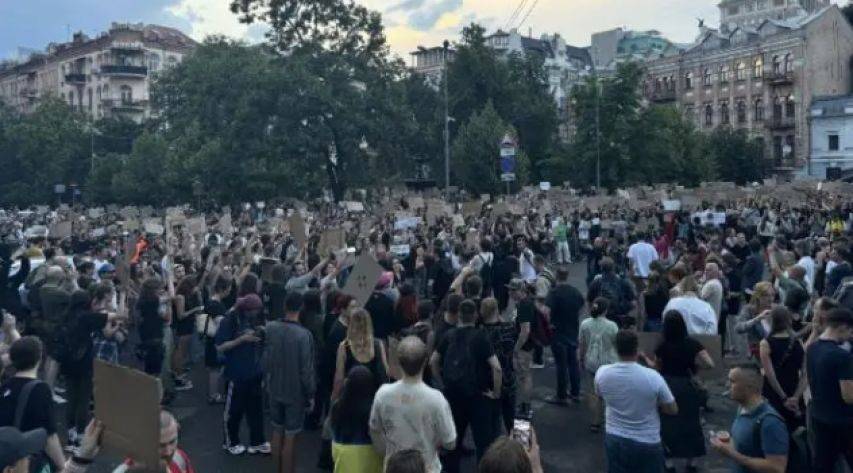 乌克兰爆发大规模抗议<strong></p>
<p>虚拟币时间</strong>，总统府被包围，泽连斯基或火速下台？继任者浮出水面