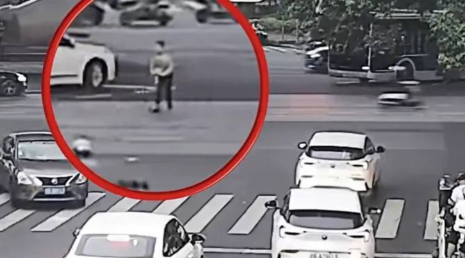 上海一8岁男童单独上路<strong></p>
<p>广州虚拟币公司</strong>，闯红灯被车撞飞：“家长让我自己出来锻炼一下”