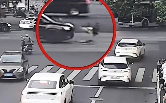 上海一8岁男童单独上路<strong></p>
<p>广州虚拟币公司</strong>，闯红灯被车撞飞：“家长让我自己出来锻炼一下”