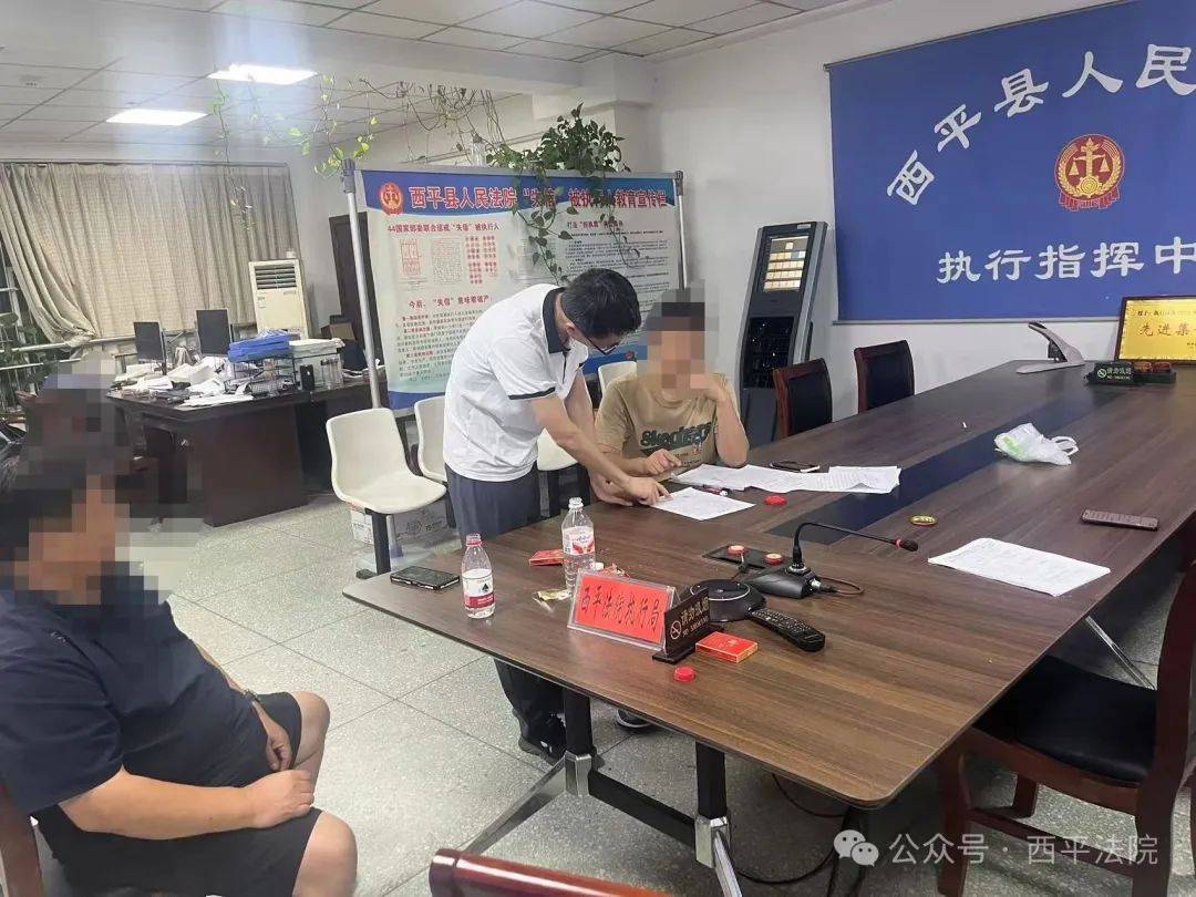 现场画面曝光！河南驻马店出动多名干警<strong></p>
<p>广州虚拟币公司</strong>，多人被带走！