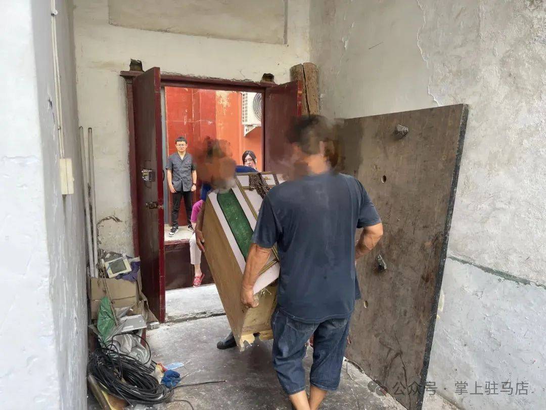 现场画面曝光！河南驻马店出动多名干警<strong></p>
<p>广州虚拟币公司</strong>，多人被带走！