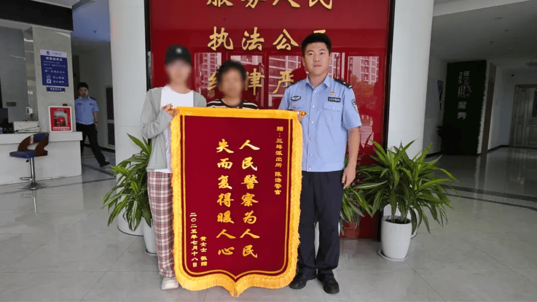 13岁妹妹打110“举报”姐姐<strong></p>
<p>上海虚拟币培训室</strong>！网友：这才是真姐妹