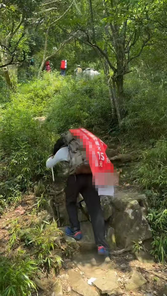 湖南一男子背40公斤蜜雪冰城上武功山售卖<strong></p>
<p>上海虚拟币培训室</strong>，当事人：收入不多纯体验，当负重训练