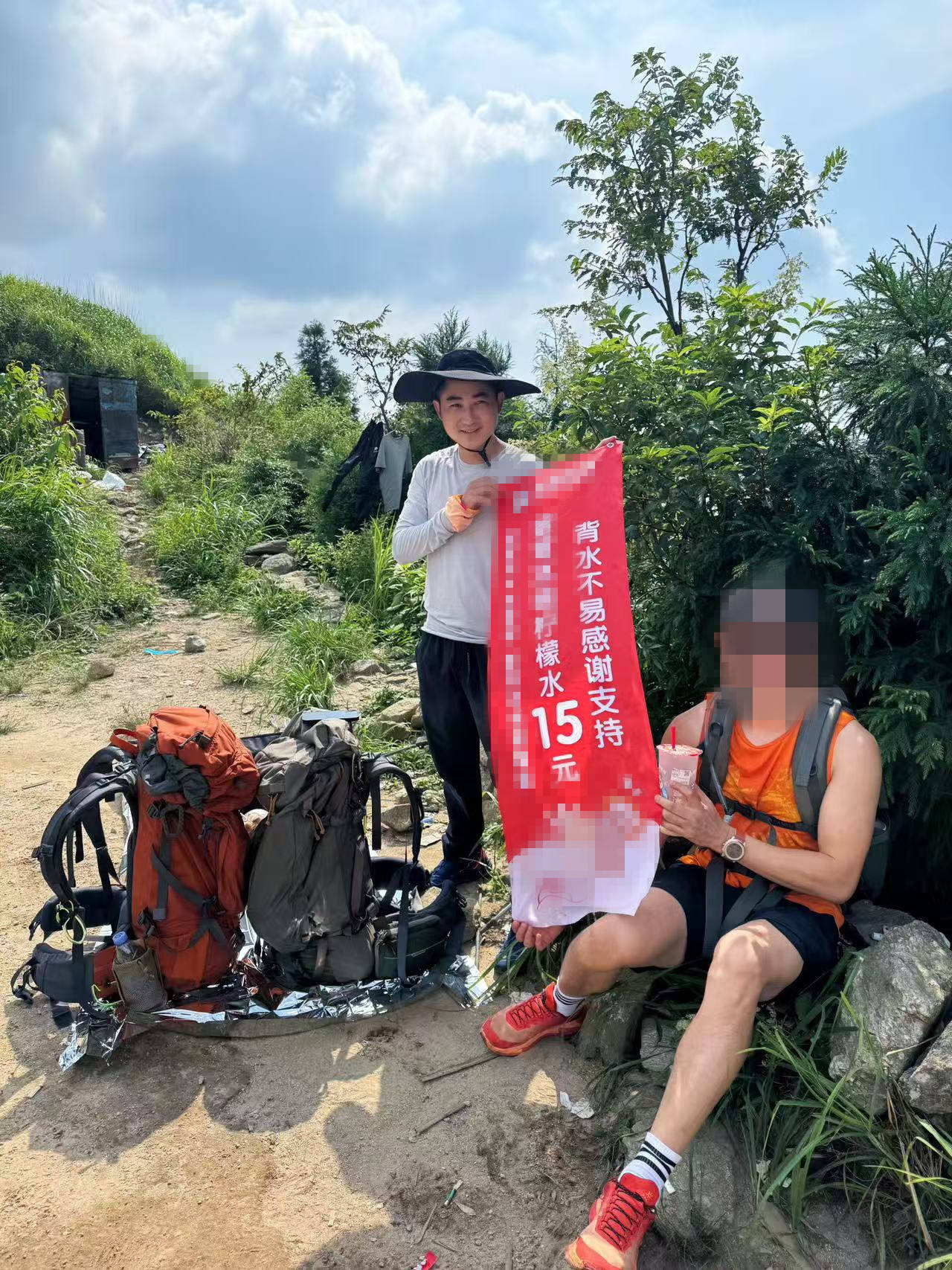 湖南一男子背40公斤蜜雪冰城上武功山售卖<strong></p>
<p>上海虚拟币培训室</strong>，当事人：收入不多纯体验，当负重训练
