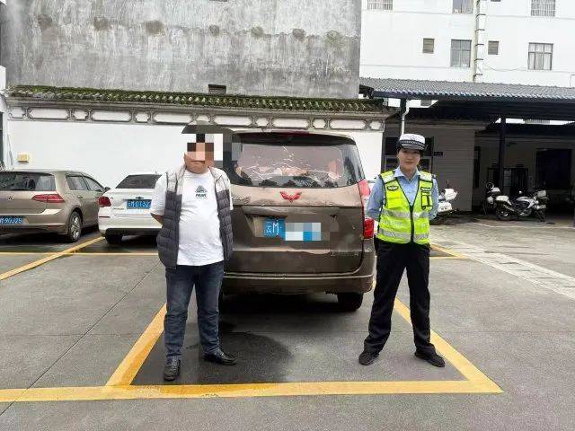 男子驾驶“鸡枞战车”满街跑<strong></p>
<p>上海虚拟币培训室</strong>，交警紧急叫停！
