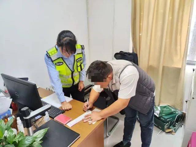 男子驾驶“鸡枞战车”满街跑<strong></p>
<p>上海虚拟币培训室</strong>，交警紧急叫停！