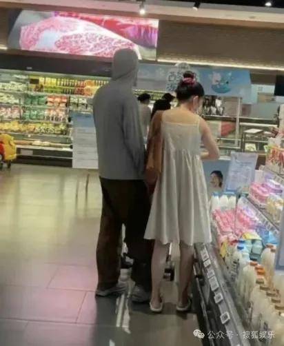 离婚三年又被拍到亲密逛超市<strong></p>
<p>虚拟币公司倒闭了吗</strong>，他俩这是纯带娃还是真复合了？