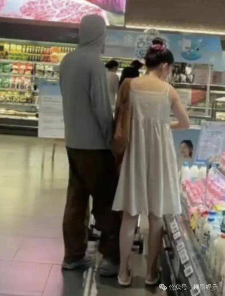 离婚三年又被拍到亲密逛超市<strong></p>
<p>虚拟币公司倒闭了吗</strong>，他俩这是纯带娃还是真复合了？