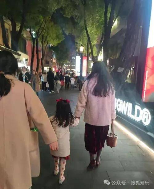 离婚三年又被拍到亲密逛超市<strong></p>
<p>虚拟币公司倒闭了吗</strong>，他俩这是纯带娃还是真复合了？