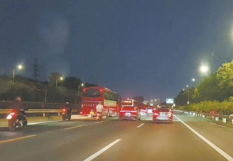 正在严查！京通快速路<strong></p>
<p>哪种虚拟币更有增值空间</strong>，半小时18辆摩托车违法行驶
