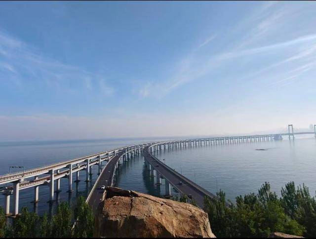 大连一跨海大桥观景台有游客翻栏杆踩空心造景石拍照<strong></p>
<p>能看虚拟币走势的软件</strong>，当地回应